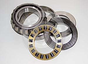 Exploded view of a thrust roller bearing and a tapered roller bearing