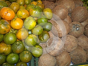 Exposed fruits, together in the newsstand