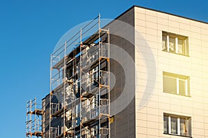 Exterior multistory house wall heat insulation