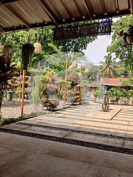 The exterior of the restaurant cools the atmosphere during lunch