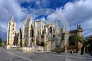 Exterior view of the south side and apse of Catedral de Leon