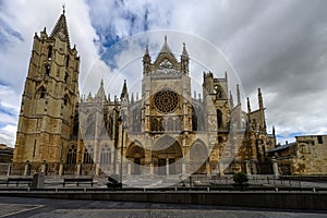 Exterior view of the south side and apse of Catedral de Leon