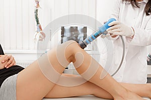 Extracorporeal Shockwave Therapy ESWT. Effective non-surgical treatment for pain. Physical therapy of knee with shock