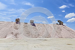 Extraction of raw material salt, from an open pit mine,