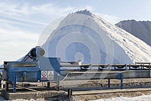 Extraction of salt in a ground mine