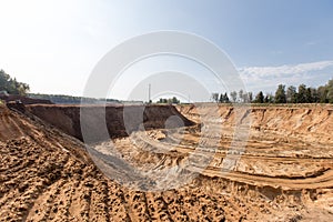 Extraction in a sand quarry with powerful machines and a washing lake