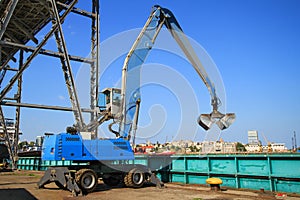 Extractor in the dockyard - landscape