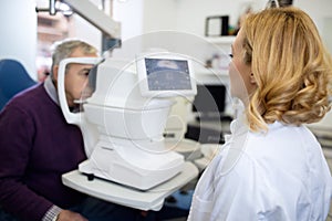 Eye doctor determines diopter using appliances