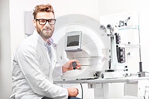 Eye doctor with ophthalmologic device