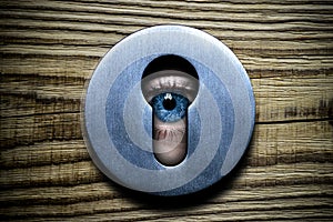 The eye looks through the keyhole close-up