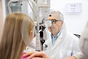 Eye specialist determines diopter to girl