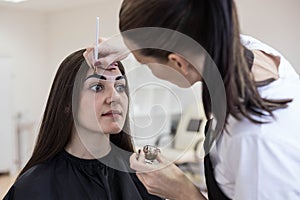 Eyebrow coloring with henna