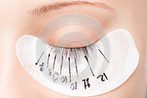 Eyelash extension procedure. Master marker puts markup scheme guide lashes