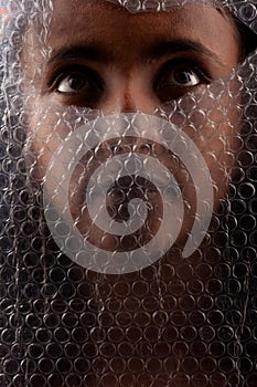 Etiope una donna occhi cercando su bolla avvolgetelo 