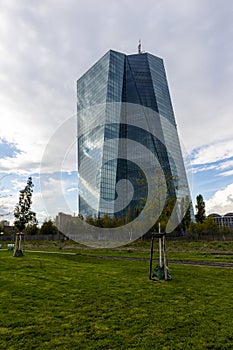 EZB Frankfurt EuropÃ¤ische Zentralbank European Central Bank cloudy blue sky green park in front