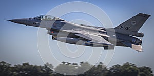 F16 formation flight past