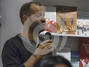 Fabio volo talks microphone