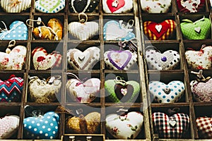 Fabric hearts stored in wooden cubes - Decorations for the Christmas tree