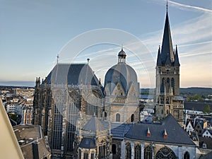 The facade of the Aachen Cathedral mit schÃ¶nen Himmel