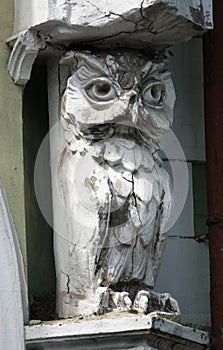 The facade of the building is decorated with an owl made of plaster