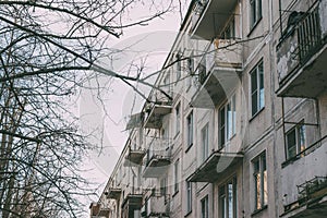 The facade of the old apartment building, which is ready for demolition, all tenants have already been evicted