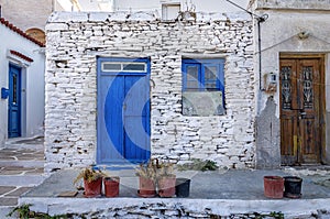 Fachada de viejo casa en isla Cícladas grecia 