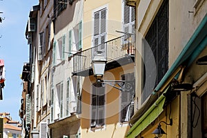 A facade with a street lamp and a balcony in Nice