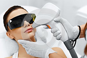 Starostlivosť. tvárový laserový lúč vlasy odstránenie. epilácia. vyhladiť kože 
