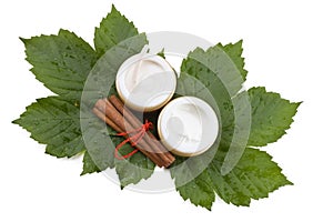 Face cream with cinnamon