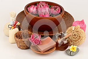 Face mask and soap made with Gaysorn extract, lotus flower and honey for healthy skin.