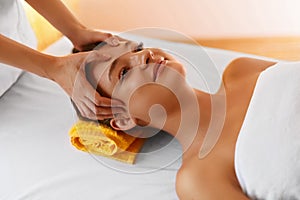 Face massage. Face treatment, skin care, wellbeing, wellness con photo