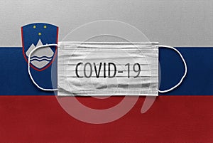 Zdravotní chirurgický bílý19 nápis ležící na slovinsko vlajka. v slovinsko 