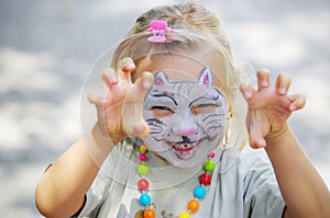 Face painting - Cat mask on little girl