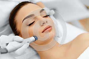 Kože starostlivosť. tvárový mikrodermabrázia liečba 
