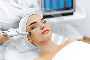Kůže péče. obličejový mikrodermabraze léčba 