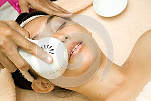 Face treatment with collagen serum