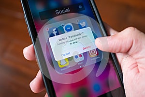 Facebook user deleting Facebook application on iPhone 7.
