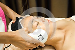 Facial treatment with collagen serum