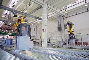 Factory - Production of cardboard foodstuff containers