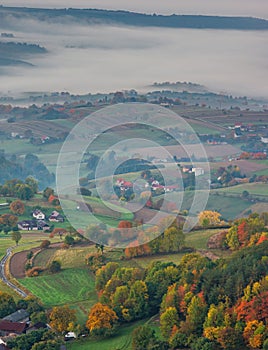 Jesenná krajina na Slovensku. Vidiecka krajina v regióne Poľana.