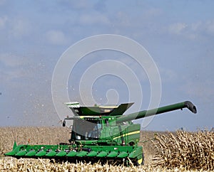 Frontview of a John Deere S680 Grain Harvester Combine