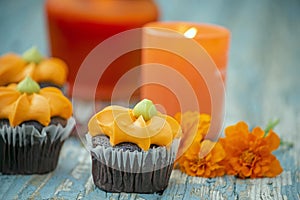 Fall pumpkin spice cupcakes with creamy frosting and autumn toppings.
