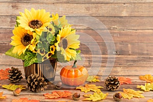 Declino natura morta girasole  foglie ghiande un zucca 