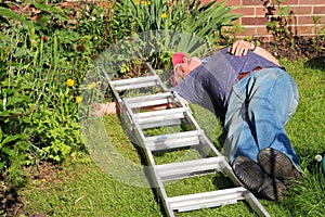 Fallen man from ladder unconscious.