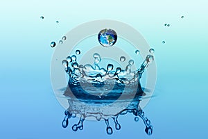 Voda kaluž v koruna tvar a padajúce pokles so Zemou obraz 