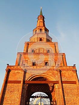 Fallen der Turm auf der Sonnenuntergang 