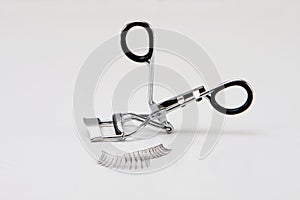 False eyelashes and curler photo