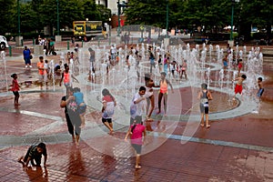 Families Get Wet Playing In Atlanta's Centennial Park Fountain