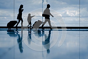 Familie auf der flughafen 