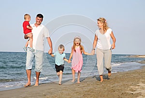 Familia sobre el Playa 